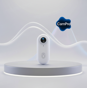 Caméra CamPro™ blanche exposée sur un socle gris avec un arrière-plan fluide lumineux.