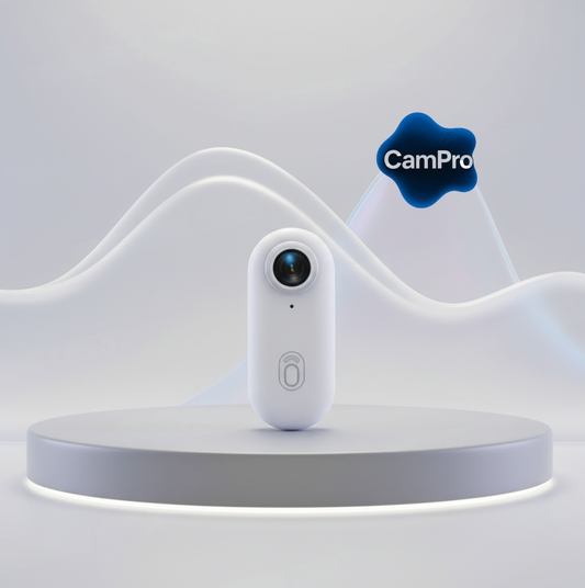 Caméra CamPro™ blanche exposée sur un socle gris avec un arrière-plan fluide lumineux.