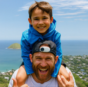 Père et enfant souriants en randonnée avec une caméra CamPro fixée sur la casquette